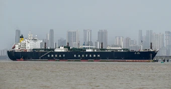 Giá khí đốt tự nhiên châu Âu lao dốc, đã có 2 tàu qua eo biển Hormuz
