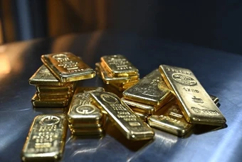 Giá vàng, dầu cùng tăng, chứng khoán Mỹ thấp nhất 7 tháng