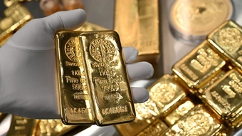 Giá vàng thế giới vượt 4.500 USD