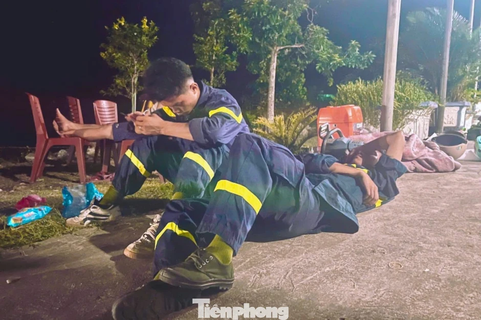Giấc ngủ vội của những người lính sau hàng chục giờ chiến đấu với 'giặc lửa'