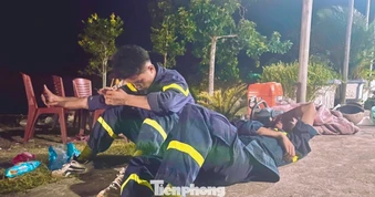 Giấc ngủ vội của những người lính sau hàng chục giờ chiến đấu với 'giặc lửa'