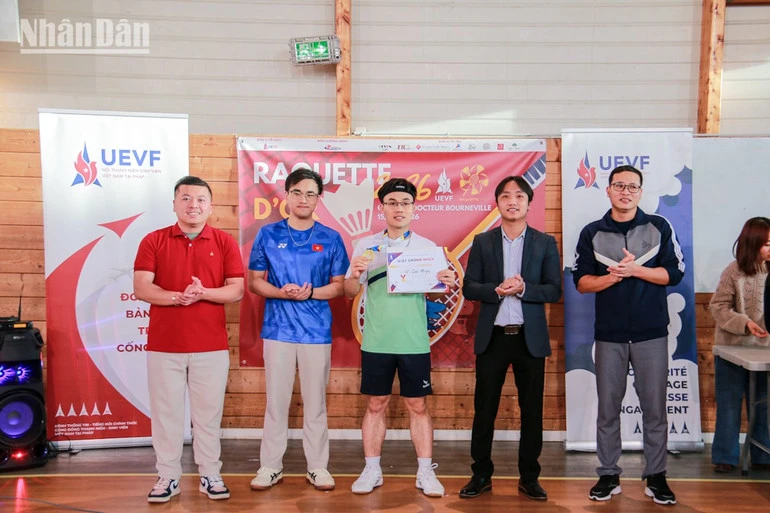 Giải cầu lông sinh viên kết nối người Việt trẻ tại Pháp Giải cầu lông sinh viên kết nối người Việt trẻ tại Pháp