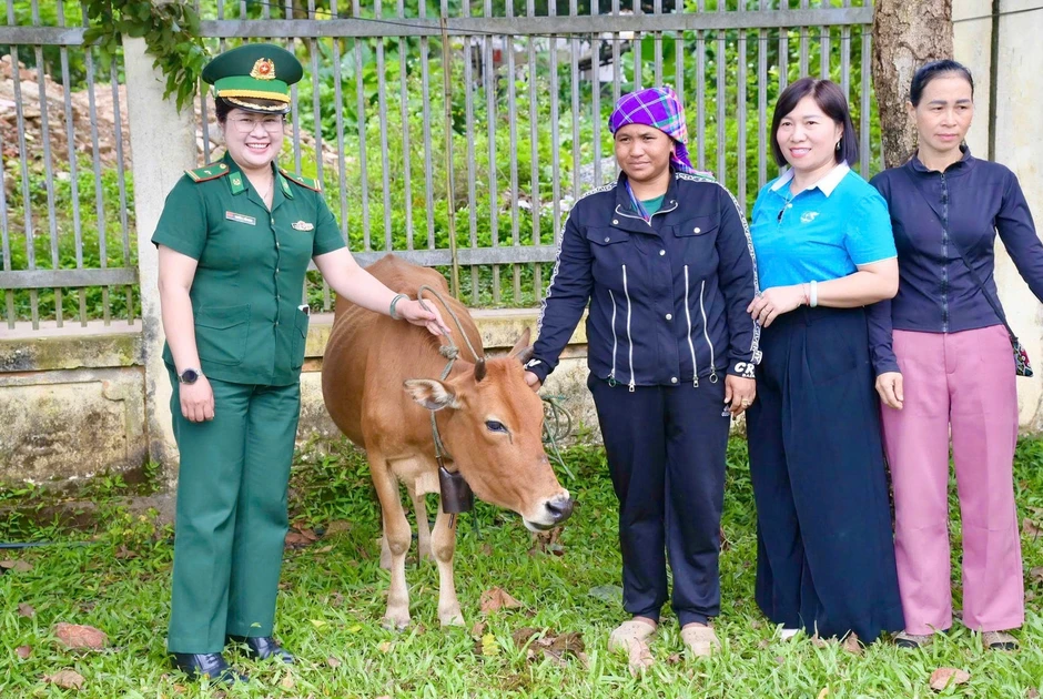 Gieo sinh kế, vun niềm tin nơi phên dậu