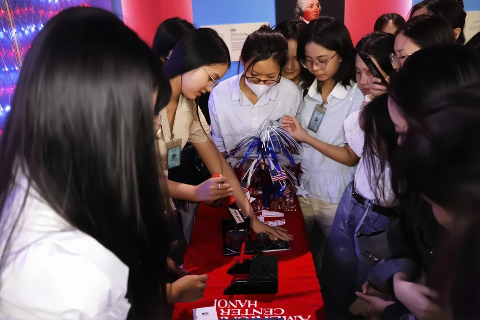Giới trẻ háo hức tìm hiểu lịch sử Mỹ bằng công nghệ thực tế ảo tại Founder Museum