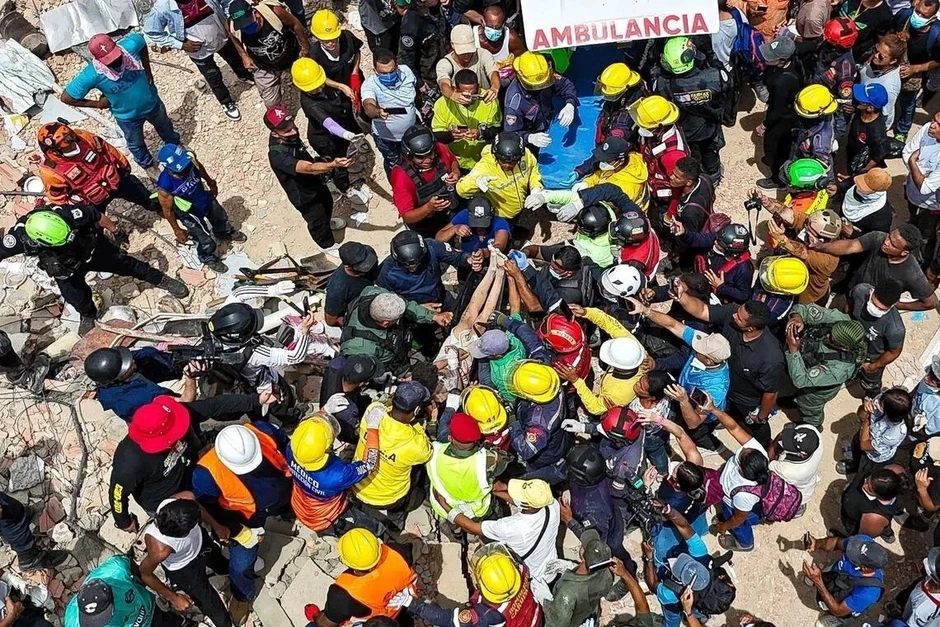 Hai cha con sống sót sau 4 ngày mắc kẹt trong tòa nhà bị sập ở Venezuela Hai cha con sống sót sau 4 ngày mắc kẹt trong tòa nhà bị sập ở Venezuela