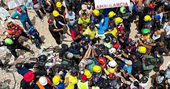 Hai cha con sống sót sau 4 ngày mắc kẹt trong tòa nhà bị sập ở Venezuela