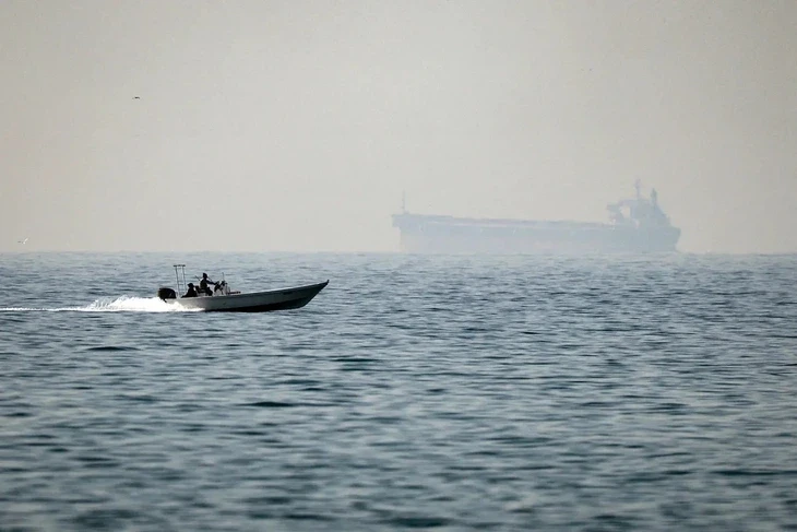 Hai tàu chở dầu cố thoát khỏi eo biển Hormuz sau khi ông Trump tuyên bố phong tỏa Hai tàu chở dầu cố thoát khỏi eo biển Hormuz sau khi ông Trump tuyên bố phong tỏa