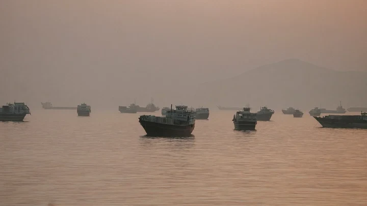 Hai tàu chở dầu phát nổ ở Hormuz, xung đột Mỹ - Iran thêm nóng