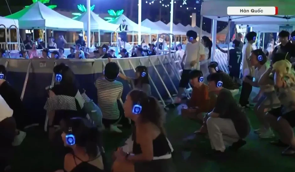 Hàn Quốc: Khiêu vũ im lặng để giải nhiệt mùa hè Hàn Quốc: Khiêu vũ im lặng để giải nhiệt mùa hè