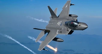 Hàn Quốc ra mắt tiêm kích siêu thanh KF-21 nội địa đầu tiên