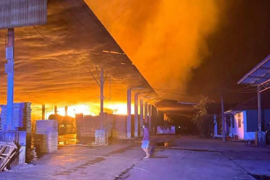 Hàng chục vụ đánh bom, nổ súng, phóng hỏa trong đêm ở Thái Lan Hàng chục vụ đánh bom, nổ súng, phóng hỏa trong đêm ở Thái Lan