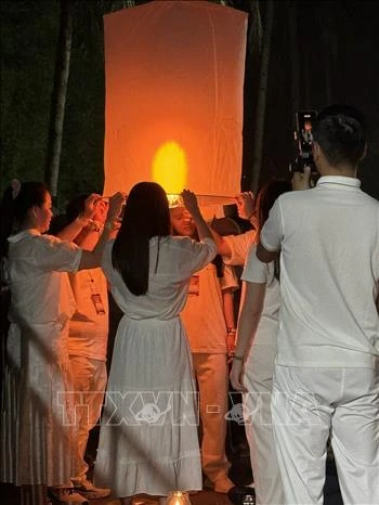 Hàng nghìn đèn lồng mang thông điệp hòa bình thắp sáng bầu trời Indonesia