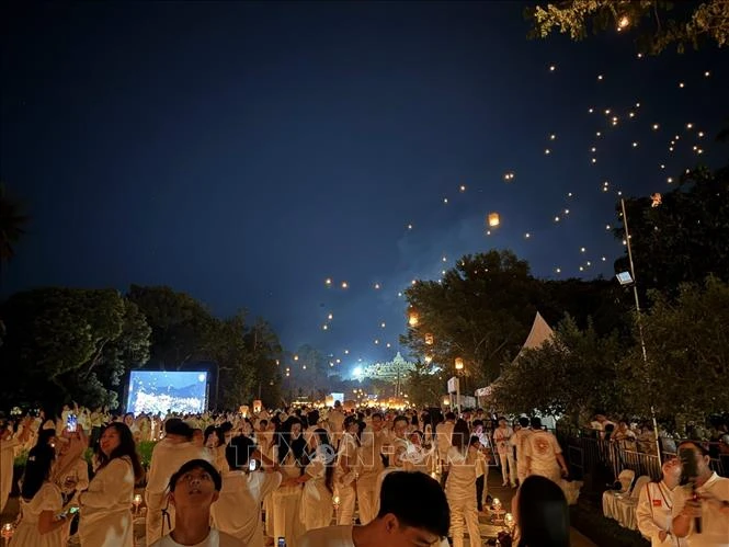 Hàng nghìn đèn lồng mang thông điệp hòa bình thắp sáng bầu trời Indonesia