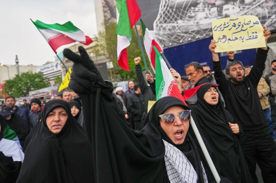 Hàng nghìn người dân Iran tuần hành ăn mừng lệnh ngừng bắn Hàng nghìn người dân Iran tuần hành ăn mừng lệnh ngừng bắn