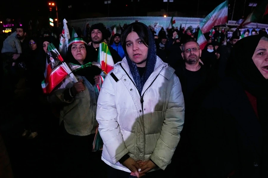 Hàng nghìn người dân Iran tuần hành ăn mừng lệnh ngừng bắn Hàng nghìn người dân Iran tuần hành ăn mừng lệnh ngừng bắn