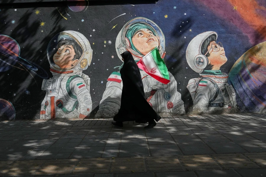 Hàng nghìn người dân Iran tuần hành ăn mừng lệnh ngừng bắn Hàng nghìn người dân Iran tuần hành ăn mừng lệnh ngừng bắn
