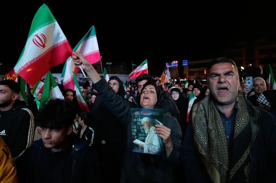Hàng nghìn người dân Iran tuần hành ăn mừng lệnh ngừng bắn Hàng nghìn người dân Iran tuần hành ăn mừng lệnh ngừng bắn