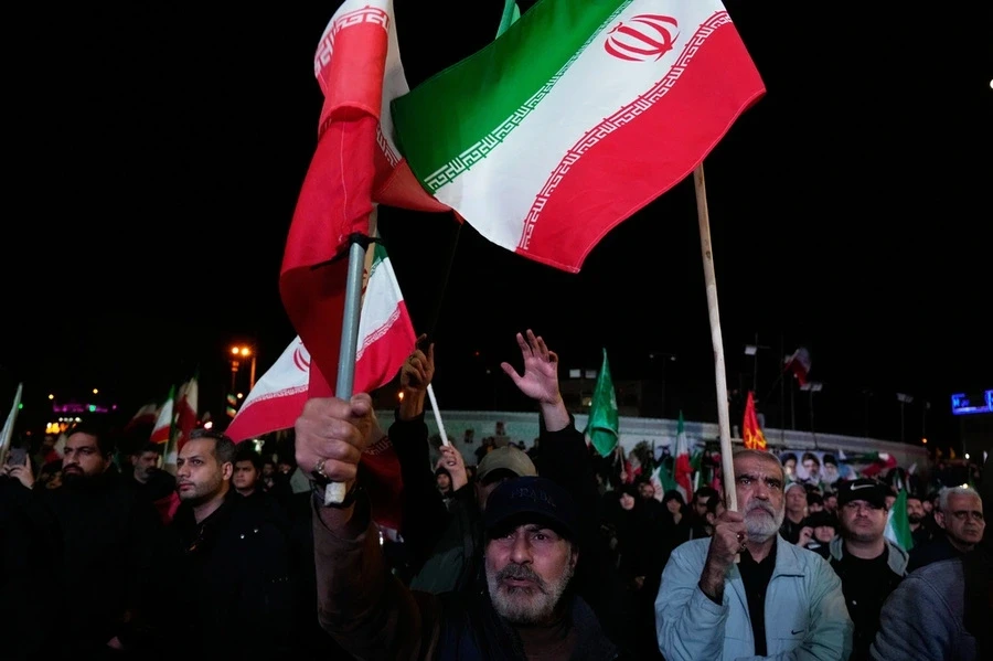 Hàng nghìn người dân Iran tuần hành ăn mừng lệnh ngừng bắn Hàng nghìn người dân Iran tuần hành ăn mừng lệnh ngừng bắn