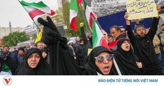 Hàng nghìn người dân Iran tuần hành ăn mừng lệnh ngừng bắn