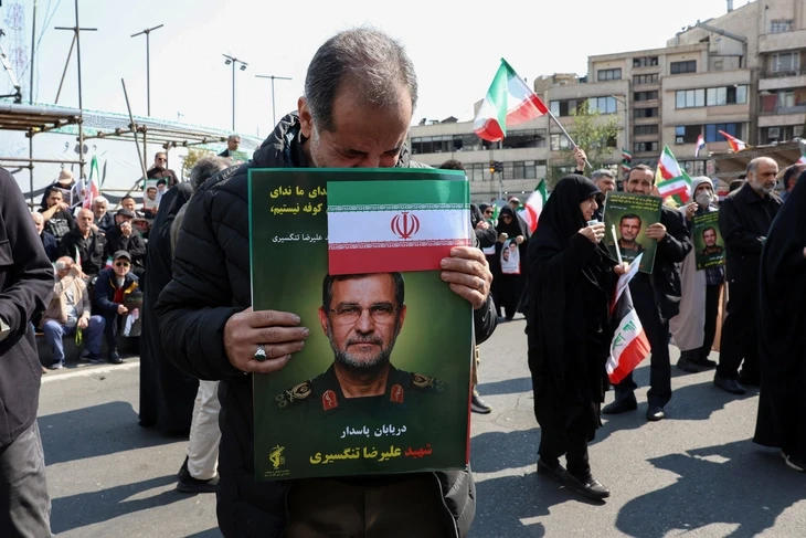Hàng nghìn người Iran dự lễ tang chỉ huy IRGC, tuyên bố 'chiến đấu đến cùng'