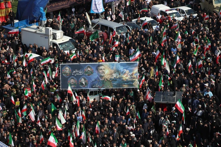 Hàng nghìn người Iran dự lễ tang chỉ huy IRGC, tuyên bố 'chiến đấu đến cùng'