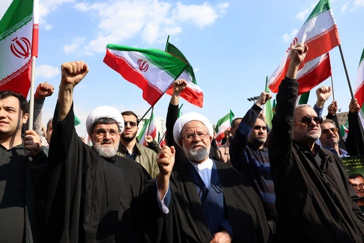 Hàng nghìn người Iran dự lễ tang chỉ huy IRGC, tuyên bố 'chiến đấu đến cùng'