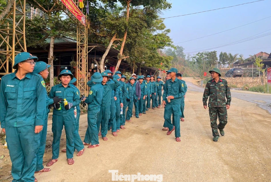 Hàng trăm chiến sĩ tăng tốc xây trường nội trú vùng biên Hàng trăm chiến sĩ tăng tốc xây trường nội trú vùng biên