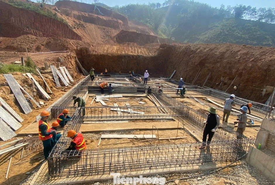 Hàng trăm chiến sĩ tăng tốc xây trường nội trú vùng biên Hàng trăm chiến sĩ tăng tốc xây trường nội trú vùng biên