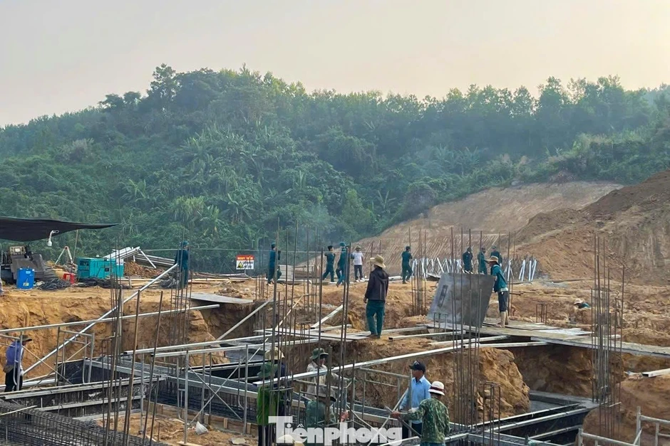 Hàng trăm chiến sĩ tăng tốc xây trường nội trú vùng biên Hàng trăm chiến sĩ tăng tốc xây trường nội trú vùng biên
