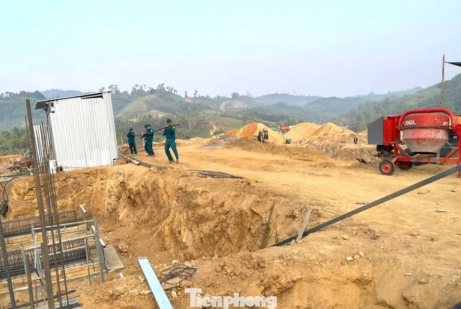 Hàng trăm chiến sĩ tăng tốc xây trường nội trú vùng biên Hàng trăm chiến sĩ tăng tốc xây trường nội trú vùng biên