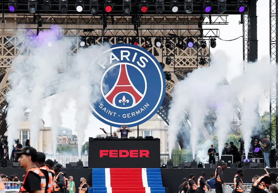 Hàng trăm người bị thương: Bạo loạn bao trùm Paris sau chiến thắng của CLB Paris Saint-Germain Hàng trăm người bị thương: Bạo loạn bao trùm Paris sau chiến thắng của CLB Paris Saint-Germain