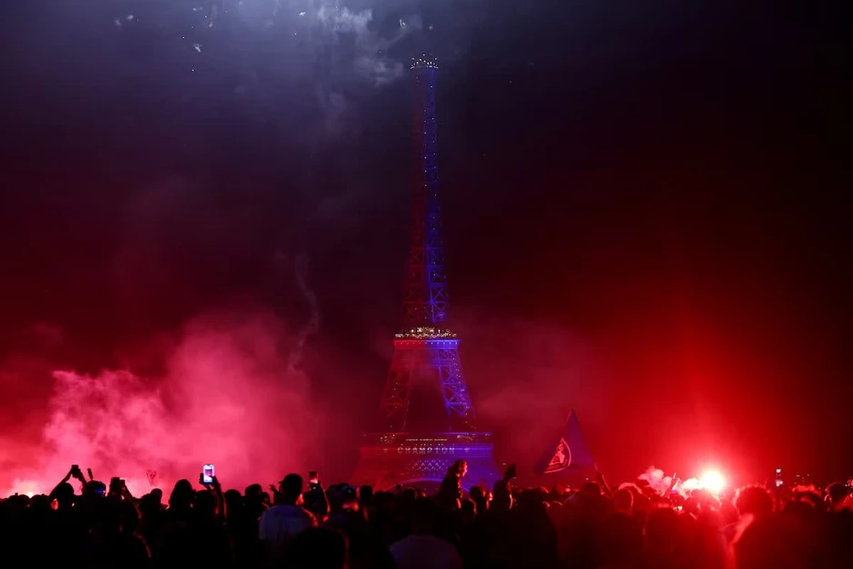 Hàng trăm người bị thương: Bạo loạn bao trùm Paris sau chiến thắng của CLB Paris Saint-Germain Hàng trăm người bị thương: Bạo loạn bao trùm Paris sau chiến thắng của CLB Paris Saint-Germain