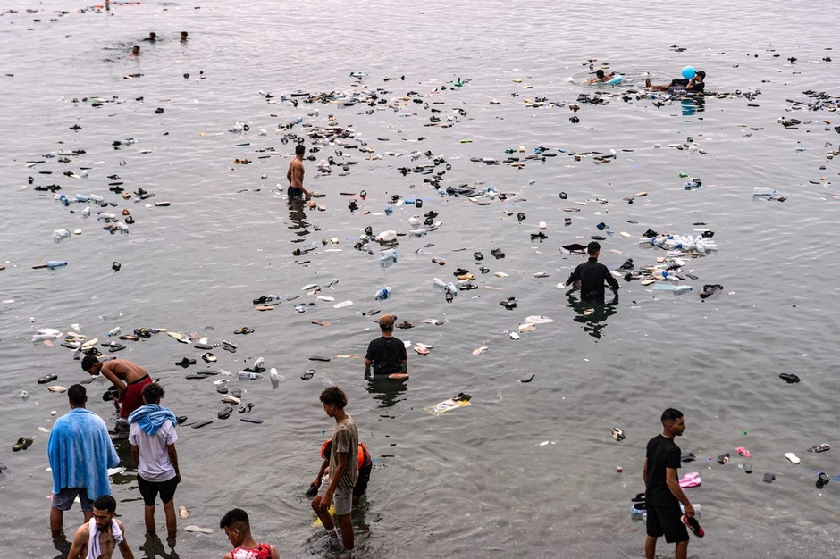 Hàng vạn người tràn vào Tây Ban Nha đã quay về Hàng vạn người tràn vào Tây Ban Nha đã quay về