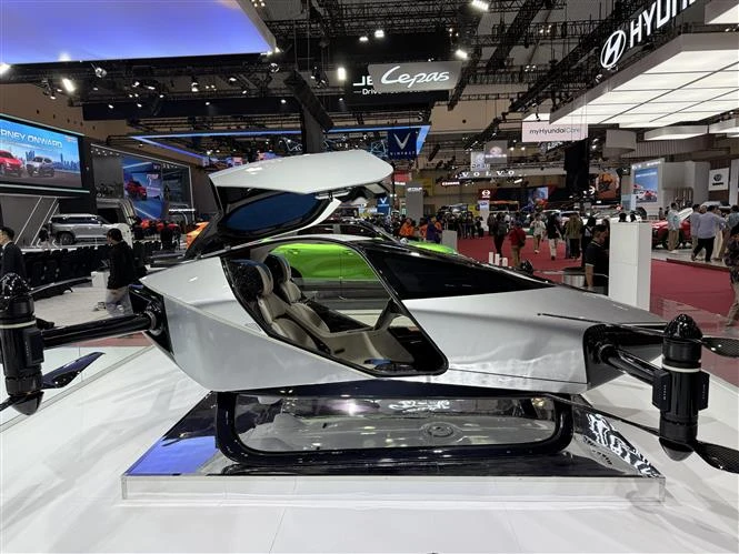 Hãng xe Trung Quốc sản xuất hàng loạt robotaxi, mở mặt trận mới với Tesla