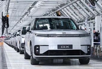 Hãng xe Trung Quốc sản xuất hàng loạt robotaxi, mở mặt trận mới với Tesla