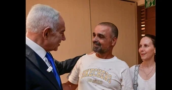 Hành khách mặc áo dính máu gặp Thủ tướng Israel, kể chuyện chặn cơ phó cướp máy bay