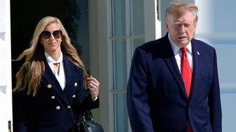 Hậu trường vụ sa thải phát ngôn viên chớp nhoáng của ông Trump
