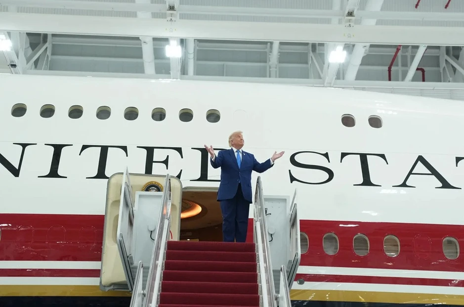 Hé lộ chi tiết mới về chuyến bay bí mật rời Hội nghị NATO của ông Trump Hé lộ chi tiết mới về chuyến bay bí mật rời Hội nghị NATO của ông Trump