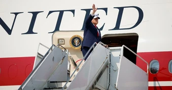 Hé lộ lý do Tổng thống Trump đổi chuyên cơ phút chót khi công du
