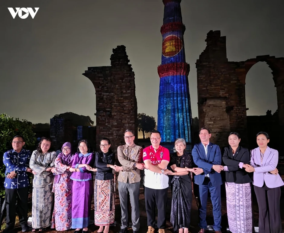 Hình ảnh lá cờ ASEAN được chiếu sáng trên tháp Qutub Minar nổi tiếng Hình ảnh lá cờ ASEAN được chiếu sáng trên tháp Qutub Minar nổi tiếng