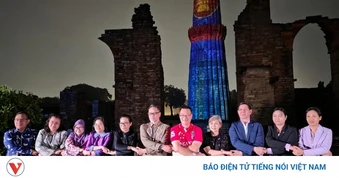 Hình ảnh lá cờ ASEAN được chiếu sáng trên tháp Qutub Minar nổi tiếng