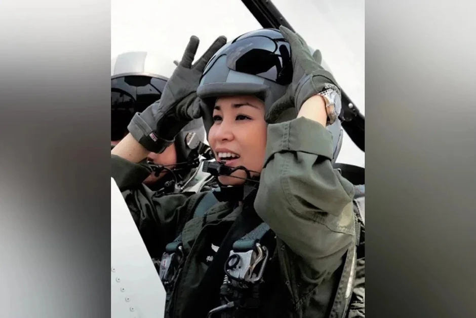 Hoàng hậu Thái Lan học lái tiêm kích Gripen Hoàng hậu Thái Lan học lái tiêm kích Gripen