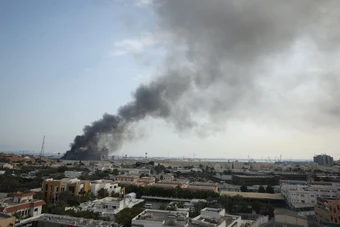 Hoạt động hàng không gián đoạn sau đợt tấn công tên lửa của Iran vào UAE