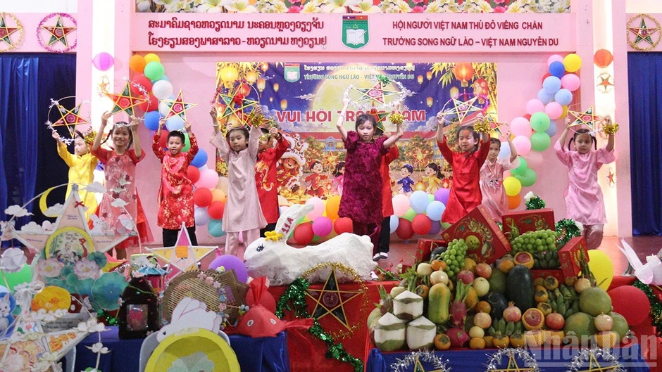 Học sinh Trường song ngữ Lào-Việt Nam Nguyễn Du vui Tết Trung thu