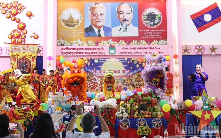 Học sinh Trường song ngữ Lào-Việt Nam Nguyễn Du vui Tết Trung thu
