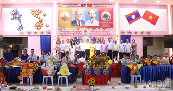 Học sinh Trường song ngữ Lào-Việt Nam Nguyễn Du vui Tết Trung thu