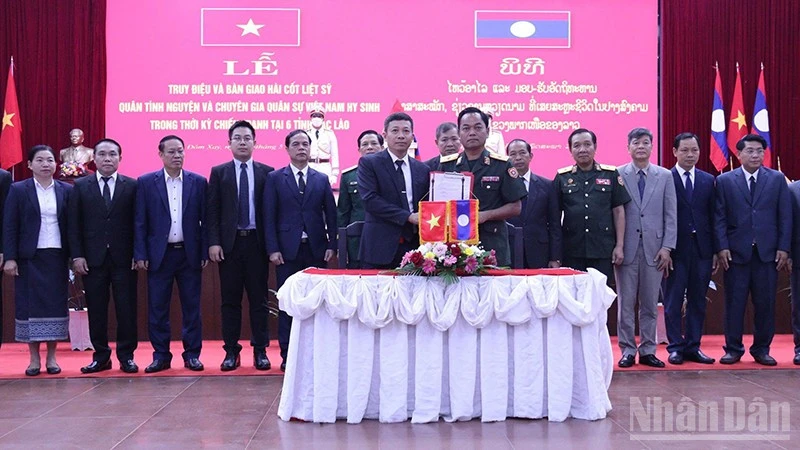 Hồi hương 9 liệt sĩ quân tình nguyện và chuyên gia Việt Nam hy sinh tại bắc Lào Hồi hương 9 liệt sĩ quân tình nguyện và chuyên gia Việt Nam hy sinh tại bắc Lào