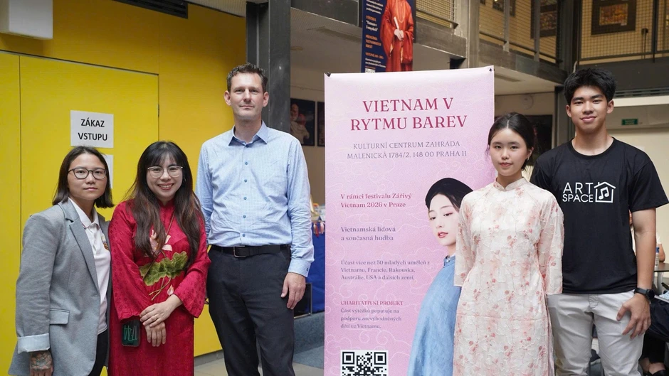 Hơn 50 bạn thanh thiếu niên người Việt kể câu chuyện “Rực rỡ Việt Nam” tại Praha Hơn 50 bạn thanh thiếu niên người Việt kể câu chuyện “Rực rỡ Việt Nam” tại Praha