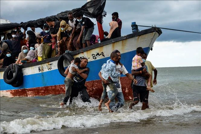 Hơn 500 người trên hai thuyền chở người tị nạn mất liên lạc ngoài khơi Myanmar Hơn 500 người trên hai thuyền chở người tị nạn mất liên lạc ngoài khơi Myanmar