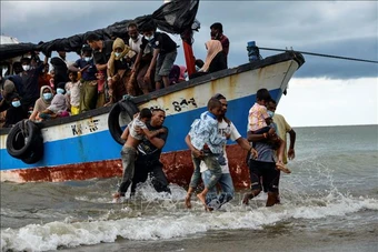 Hơn 500 người trên hai thuyền chở người tị nạn mất liên lạc ngoài khơi Myanmar